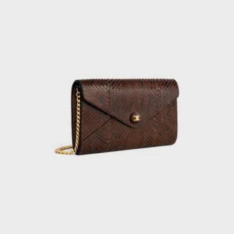Cartera tipo sobre con cadena en pitón