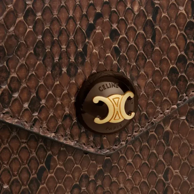 Cartera tipo sobre con cadena en pitón Cartera tipo sobre con cadena en pitón