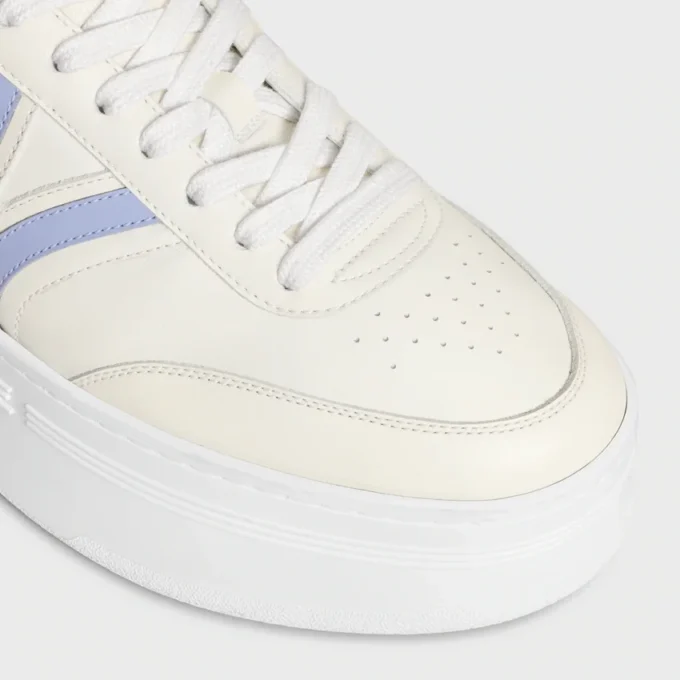 CELINE – Zapatillas con suela de cuña y detalle Triomphe en la parte trasera, en piel de becerro CELINE – Zapatillas con suela de cuña y detalle Triomphe en la parte trasera, en piel de becerro
