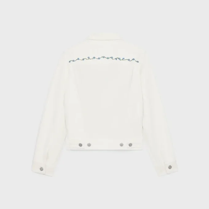 Chaqueta vaquera con bordados en denim blanco lavado al natural Chaqueta vaquera con bordados en denim blanco lavado al natural
