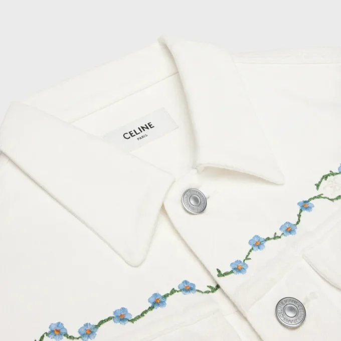 Chaqueta vaquera con bordados en denim blanco lavado al natural Chaqueta vaquera con bordados en denim blanco lavado al natural