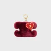 Charm Triomphe con pompón en piel de oveja bordada y piel de becerro