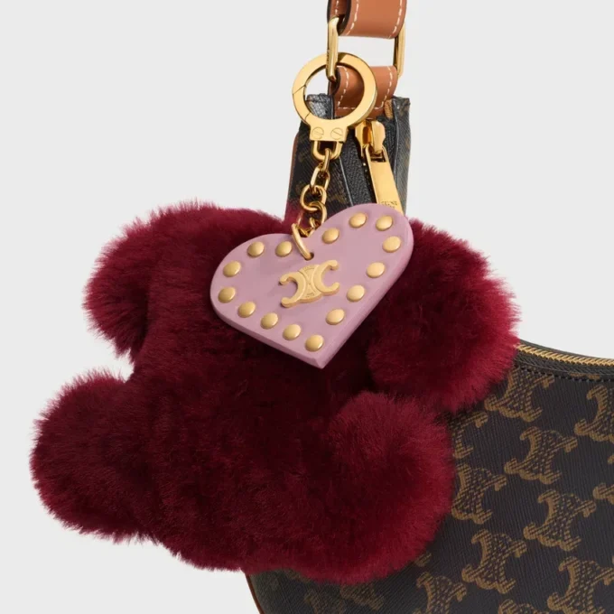 Colgante Triomphe con pompón en piel de oveja y piel de becerro