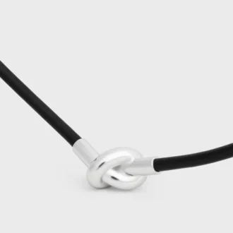 Collar con nudo en piel de becerro y latón con acabado de rodio