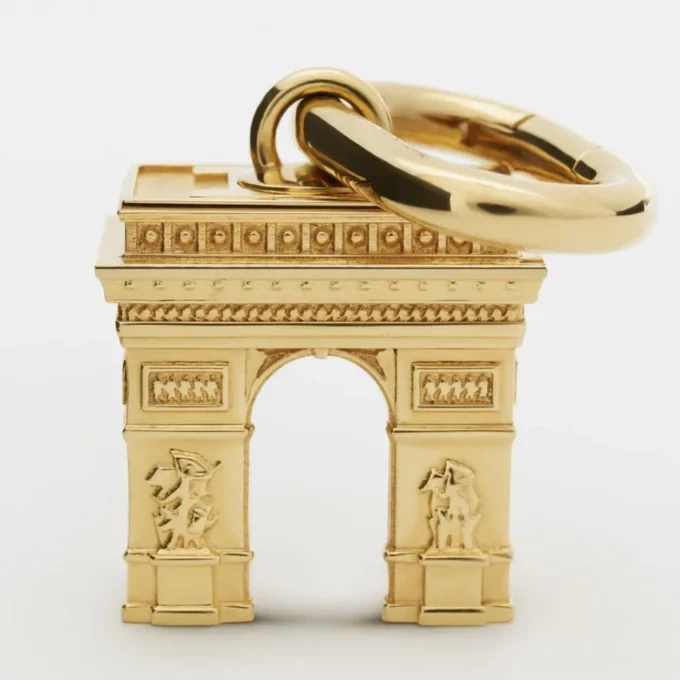 Dije Arco de Triomphe en latón con acabado dorado Dije Arco de Triomphe en latón con acabado dorado