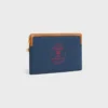 Estuche pequeño con correa Cuir Triomphe en tejido con bordado Estuche pequeño con correa Cuir Triomphe en tejido con bordado