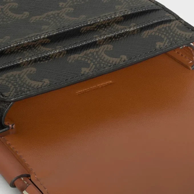 Funda para móvil con solapa en Triomphe Canvas y piel de becerro
