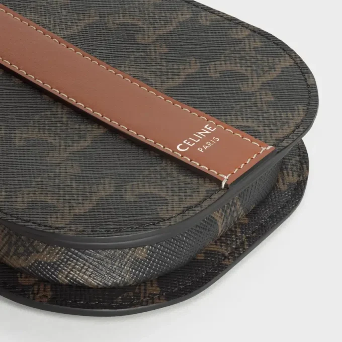 Funda para móvil con solapa en Triomphe Canvas y piel de becerro