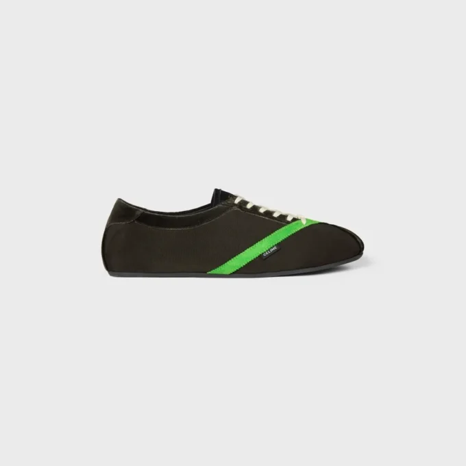 Las zapatillas planas en grosgrain, terciopelo, ante de cabra y piel de cordero