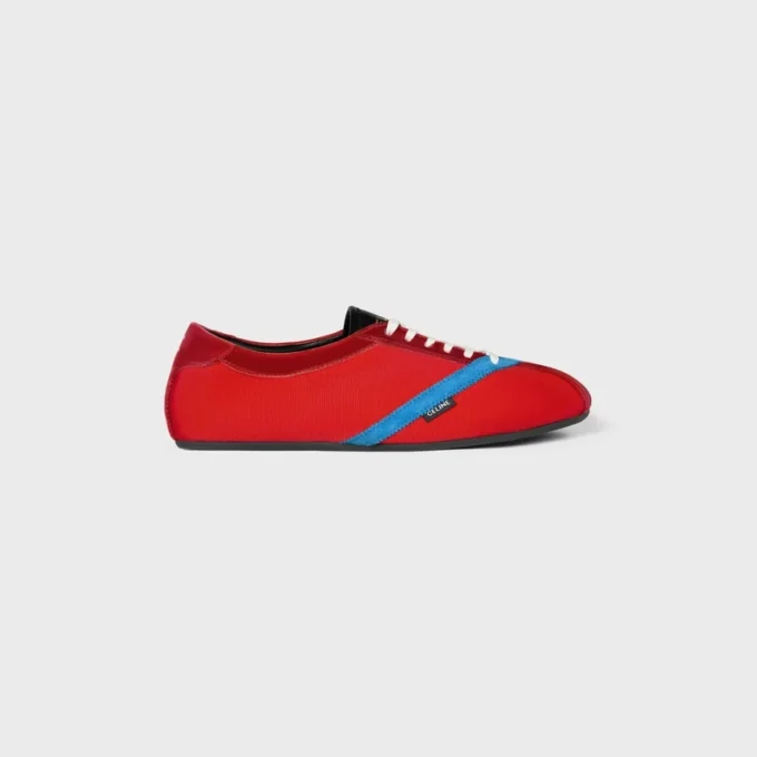 Las zapatillas planas en grosgrain, terciopelo, ante de cabra y piel de cordero