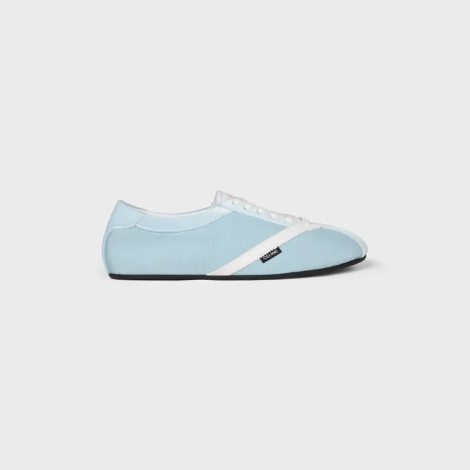 Las zapatillas planas en grosgrain, terciopelo, ante de cabra y piel de cordero