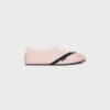 Las zapatillas planas en grosgrain, terciopelo, ante de cabra y piel de cordero