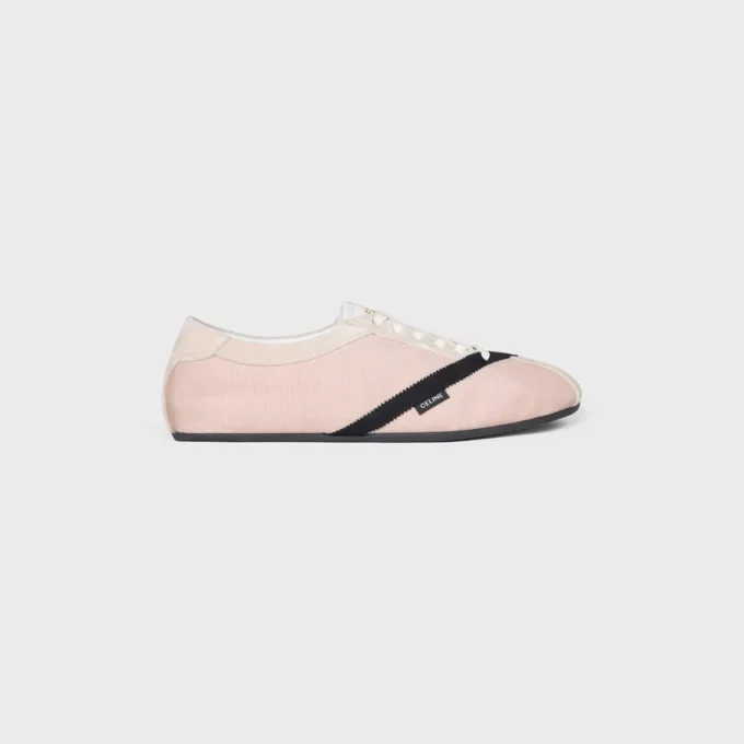 Las zapatillas planas en grosgrain, terciopelo, ante de cabra y piel de cordero