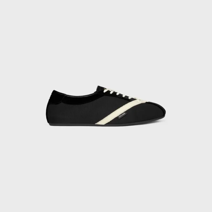 Las zapatillas planas en grosgrain, terciopelo, piel de becerro y piel de cordero