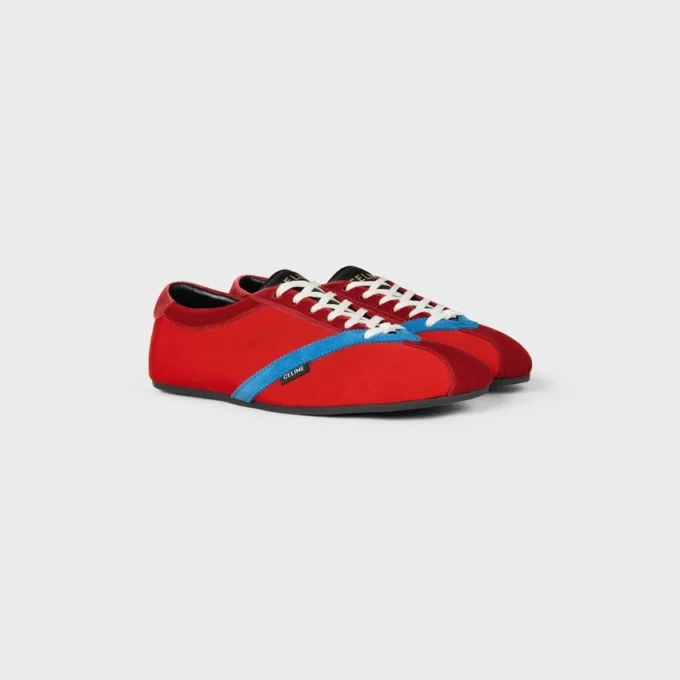 Las zapatillas planas en grosgrain, terciopelo, ante de cabra y piel de cordero