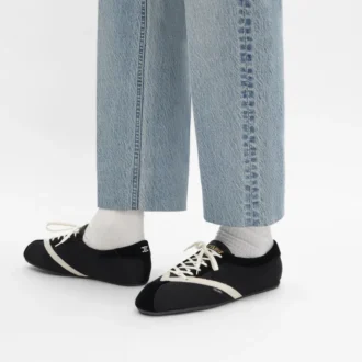 Las zapatillas planas en grosgrain, terciopelo, ante de cabra y piel de cordero