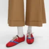 Las zapatillas planas en grosgrain, terciopelo, ante de cabra y piel de cordero