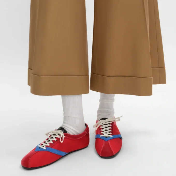 Las zapatillas planas en grosgrain, terciopelo, ante de cabra y piel de cordero