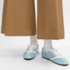 Las zapatillas planas en grosgrain, terciopelo, ante de cabra y piel de cordero