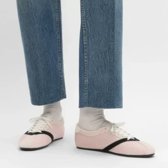 Las zapatillas planas en grosgrain, terciopelo, ante de cabra y piel de cordero