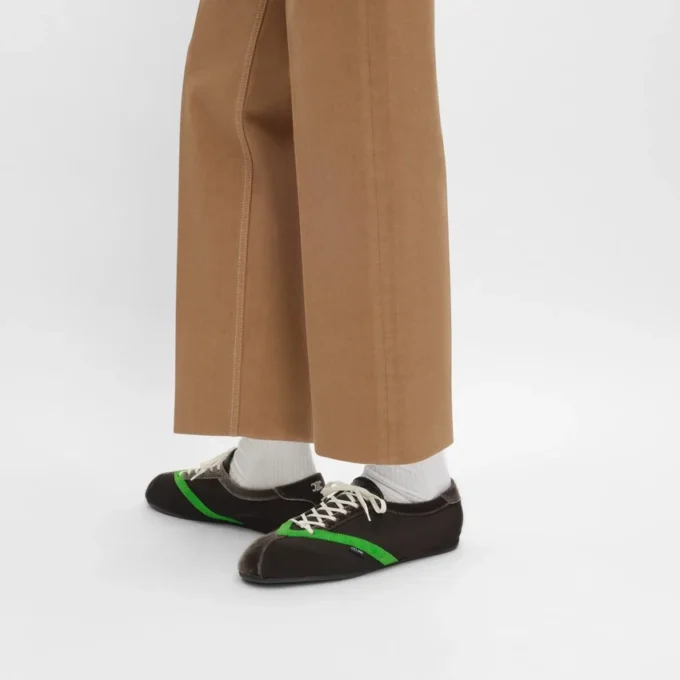 Las zapatillas planas en grosgrain, terciopelo, ante de cabra y piel de cordero