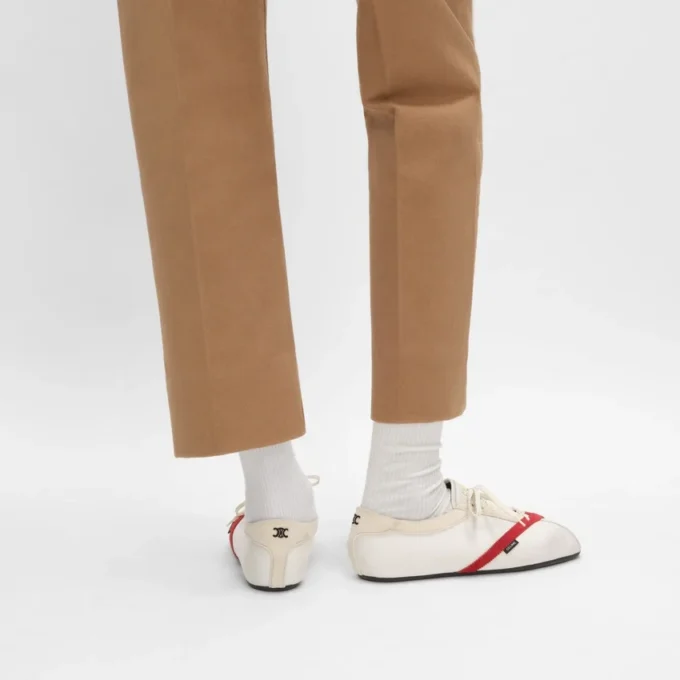 Las zapatillas planas en grosgrain, terciopelo, ante de cabra y piel de cordero