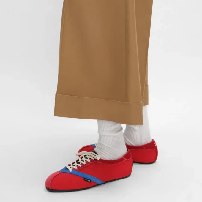 Las zapatillas planas en grosgrain, terciopelo, ante de cabra y piel de cordero