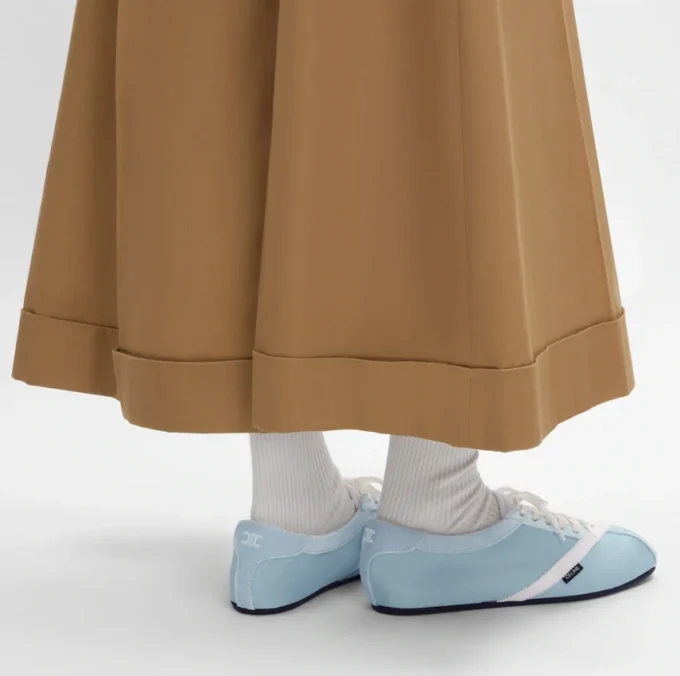 Las zapatillas planas en grosgrain, terciopelo, ante de cabra y piel de cordero