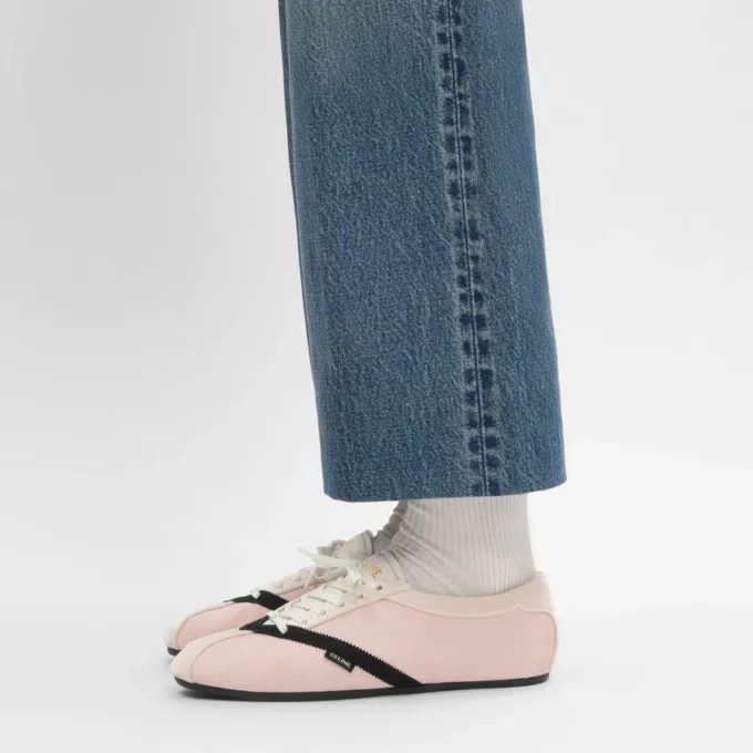 Las zapatillas planas en grosgrain, terciopelo, ante de cabra y piel de cordero