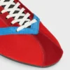 Las zapatillas planas en grosgrain, terciopelo, ante de cabra y piel de cordero