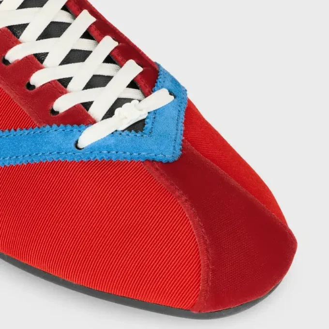 Las zapatillas planas en grosgrain, terciopelo, ante de cabra y piel de cordero
