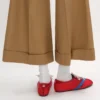 Las zapatillas planas en grosgrain, terciopelo, ante de cabra y piel de cordero