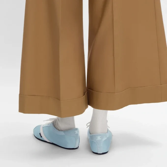 Las zapatillas planas en grosgrain, terciopelo, ante de cabra y piel de cordero