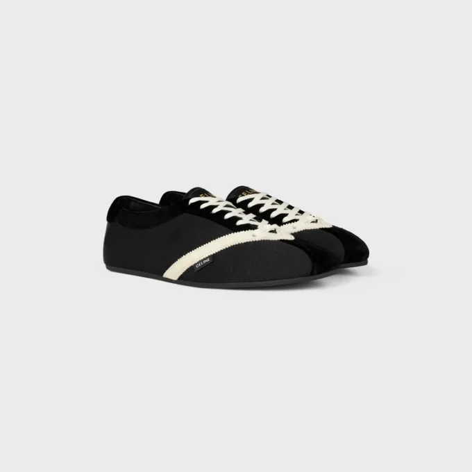 Las zapatillas planas en grosgrain, terciopelo, piel de becerro y piel de cordero