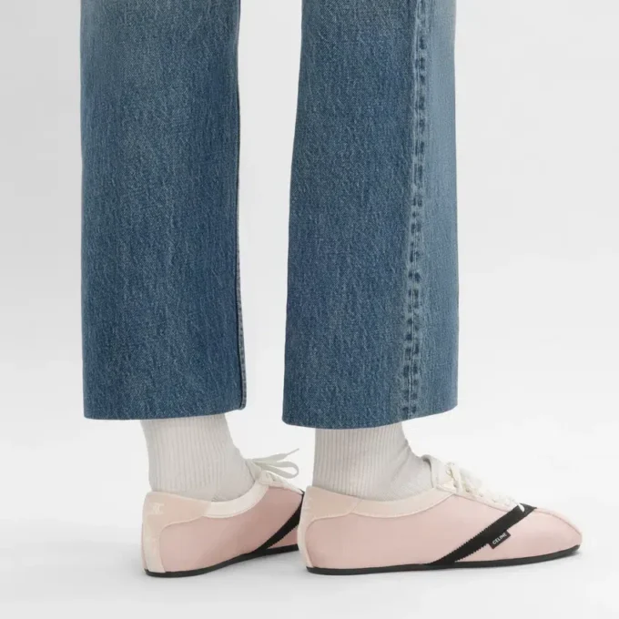 Las zapatillas planas en grosgrain, terciopelo, ante de cabra y piel de cordero