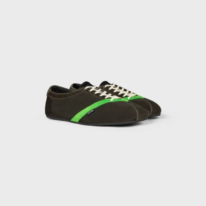 Las zapatillas planas en grosgrain, terciopelo, ante de cabra y piel de cordero