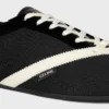 Las zapatillas planas en grosgrain, terciopelo, piel de becerro y piel de cordero