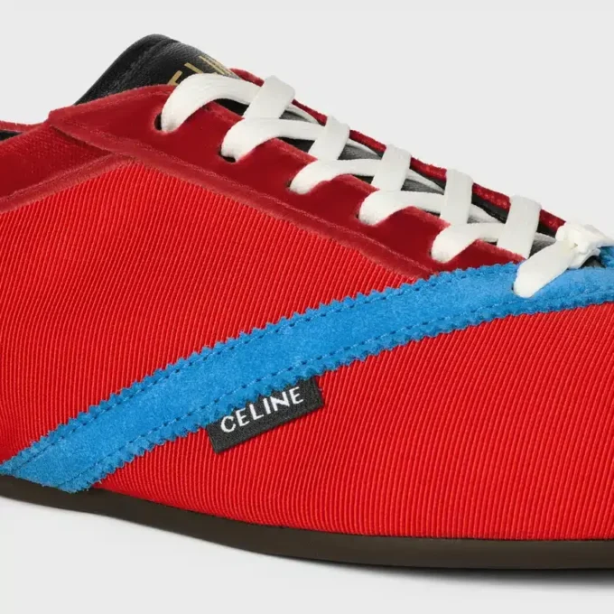 Las zapatillas planas en grosgrain, terciopelo, ante de cabra y piel de cordero