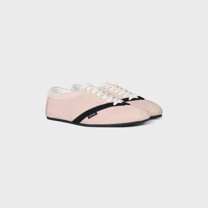 Las zapatillas planas en grosgrain, terciopelo, ante de cabra y piel de cordero