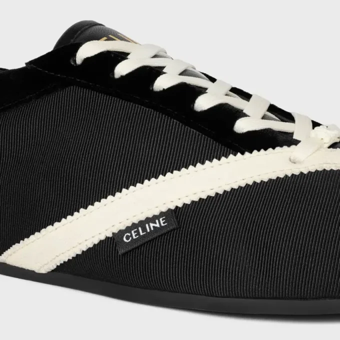 Las zapatillas planas en grosgrain, terciopelo, piel de becerro y piel de cordero