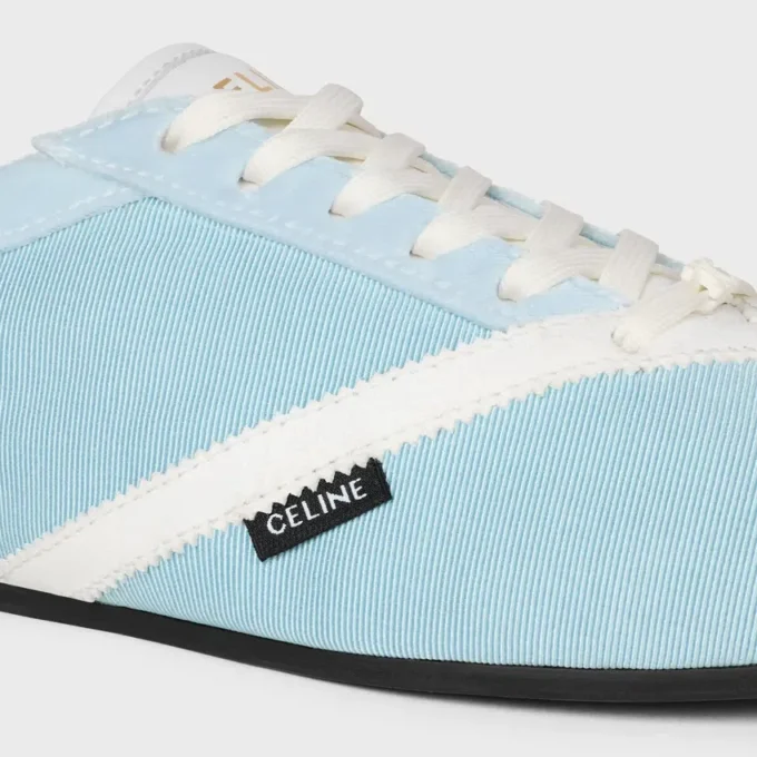 Las zapatillas planas en grosgrain, terciopelo, ante de cabra y piel de cordero