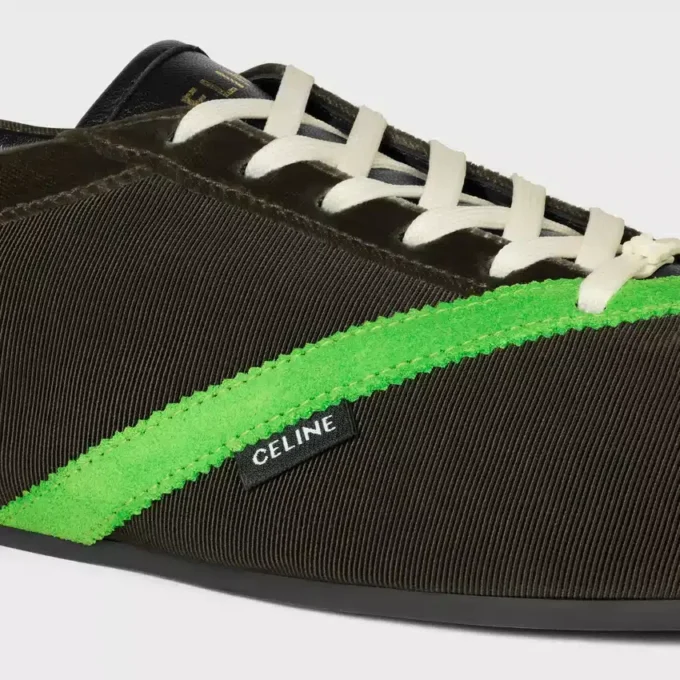 Las zapatillas planas en grosgrain, terciopelo, ante de cabra y piel de cordero