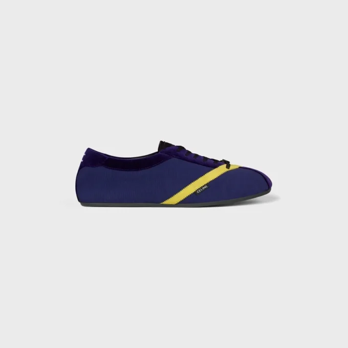 Las zapatillas planas en grosgrain, terciopelo, piel de becerro y piel de cordero