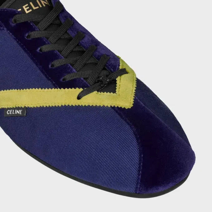 Las zapatillas planas en grosgrain, terciopelo, piel de becerro y piel de cordero