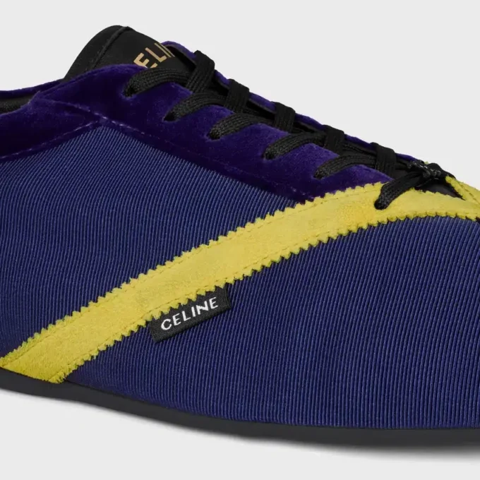 Las zapatillas planas en grosgrain, terciopelo, piel de becerro y piel de cordero