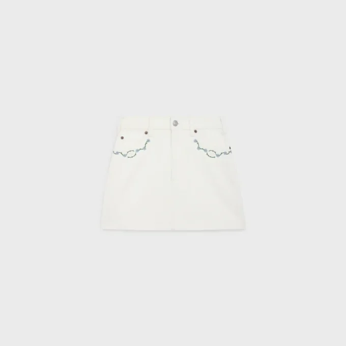 Minifalda bordada en denim blanco con lavado crudo Minifalda bordada en denim blanco con lavado crudo