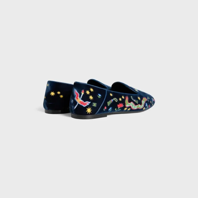 Mocasines Aura en terciopelo bordado estilo universitario