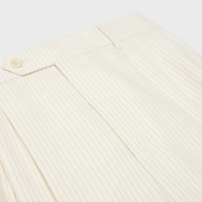 Pantalones cortos Masculin con triple pliegue en lana a rayas Pantalones cortos Masculin con triple pliegue en lana a rayas