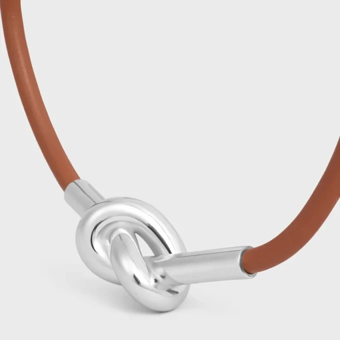 Pulsera con nudo en piel de becerro y latón con acabado de rodio Pulsera con nudo en piel de becerro y latón con acabado de rodio
