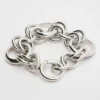 Pulsera gruesa Heritage con dijes en latón con acabado de rodio Pulsera gruesa Heritage con dijes en latón con acabado de rodio